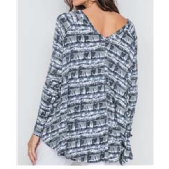 ♦️SOLD OUT♦️- NWT Navy Mix Dye V-neck - Picture 3 of 3